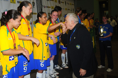 The perfect gentleman Aecio paying tribute to Cilene, best women futsal player of the World 2008, according to the UMBRO Futsal Awards by Futsalplanet.com (Photo courtesy: Cristiano Borges - CBFS)