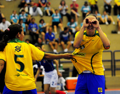 ... but Faby suggest her to wait at least until the end of the match (Photo courtesy: Cristiano Borges - CBFS)