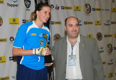 Jozi, here awarded by Enrique Romero, and her Brazil suffered just two goals during the whole tournament! (Photo courtesy: Cristiano Borges - CBFS)