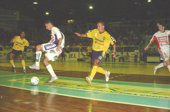 Aladinho in action against CORINGO/SICREDI/UNISEP BELTRO in the Paran*s chave ouro division (Photo courtesy: Joao Ribas - Cascavel Futsal)