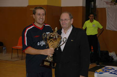 Granvalira captain Babot awarded with the past league trophy (Photo courtesy: Xavier Burgos - Granvalira Encamp)