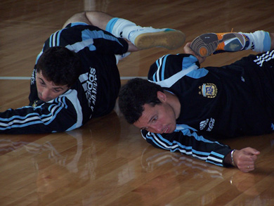 Who will save Sanchez and Giustozzi from the Marcelo Lombardini*s tortures? (Photo courtesy: Cristian Fedeli - Pasion Futsal)