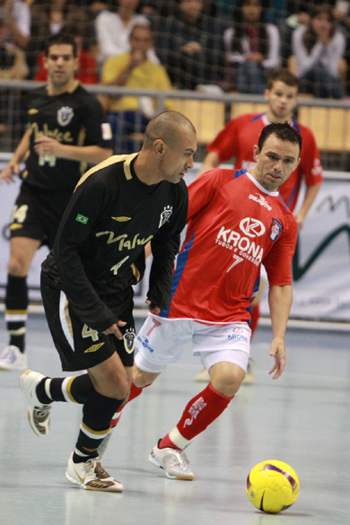 Ari in action vs Frede during the Conmebol Futsal Cup final vs Joinville (Photo courtesy: Futsal Do Brasil)