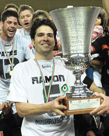 Captain Ramon can proudly hold the Italian Futsal Cup! (Photo courtesy: Divisione Calcio a 5)
