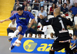 A spectacular shot at goal by Fernandinho (Azkar Lugo). Will Fofi (Benicarl) save his team? (Photo courtesy: LNFS)