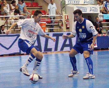 Alemao (Lobelle de Santiago) vs Nano Modrego (Benicarl) (Photo courtesy: Enrique Serrano - LNFS)