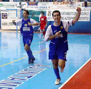 Lorenzo and Crispi celebrating the Benicarl great victory over Playas (Photo courtesy: Enrique Serrano - LNFS)
