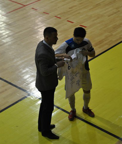 Agon Rexha giving a signed England shirt to FC Besa president Adnan Hyseni (Photo courtesy: Spartans FC)