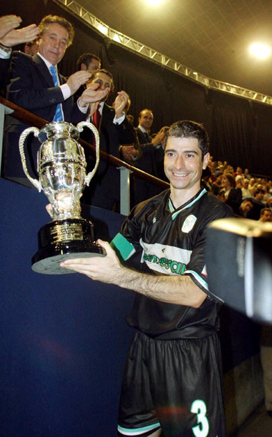 A smiling Julio receiving the Supercup (Photo courtesy: LNFS)