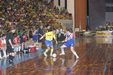 Be careful when trying to stop Falco, he can hide the ball... (Photo CBFS)