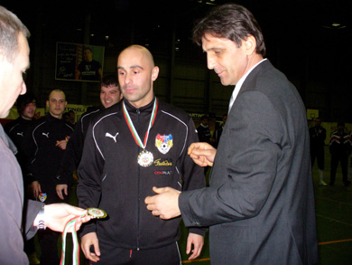 Boris Trendafilov awarded by Valentin Chakarov, secretary of the BFU Futsal league (Photo courtesy: MFC Varna)