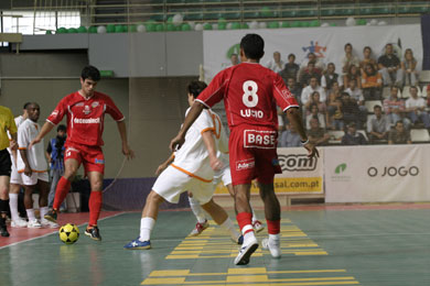 Julio Cesar and Lucio in action for Charleroi, against the Lottomatica's pivot Jab (Photo courtesy: Joo Paulo Gomes and XCapital)