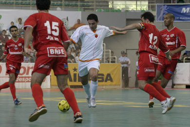 Everton in the belgian cage (Photo courtesy: Joo Paulo Gomes and XCapital)