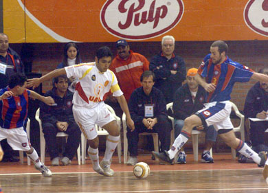 Carlos Chilavert in action vs San Lorenzo  (Photo courtesy: Antonio Leon - ABC Color Digital)