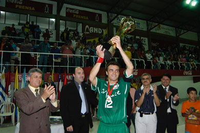 Falcão can raise the cup! (Photo courtesy: Diario Digital ABC - Asuncion)