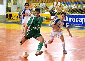 Flavio (Palmeiras) vs De Bail (Minas T.C.) Photo courtesy Orlando Bento