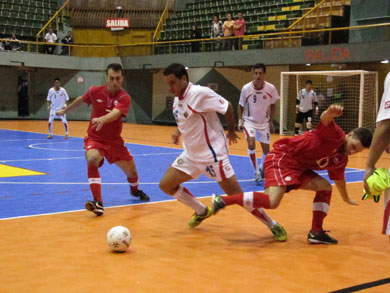 Michael Cordoba in the Canadian defence (Photo courtesy: Lifutsal)