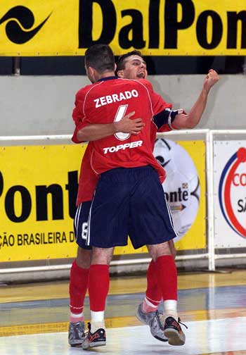 Zebrado and Ricardinho celebrating for Upef (Photo courtesy: Joo Pires)