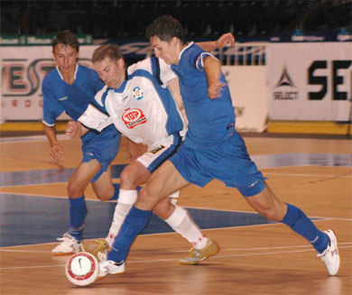 Torf Pardubice vs SK Kladno: Kladno*s captain Junek (blue shirt) vs Burger (Torf Pardubice) (Photo courtesy: Stanislav Musilek)