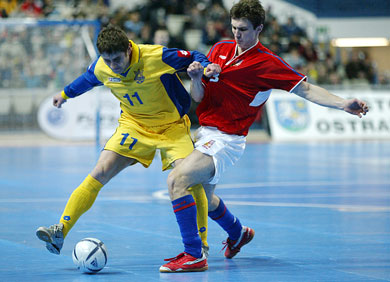 Pylypiv (Ukraine) vs Rajnoch (Czech Republic) (Photo courtesy: Joe Pepler - UEFA.com)