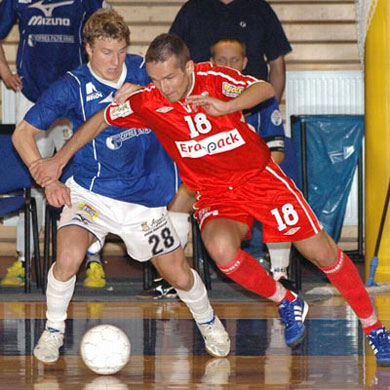 Era Pack star Marek Kopecky vs Tomas Veselovsky (Photo courtesy: Stanislav Musilek - www.futsalmagazine.cz)
