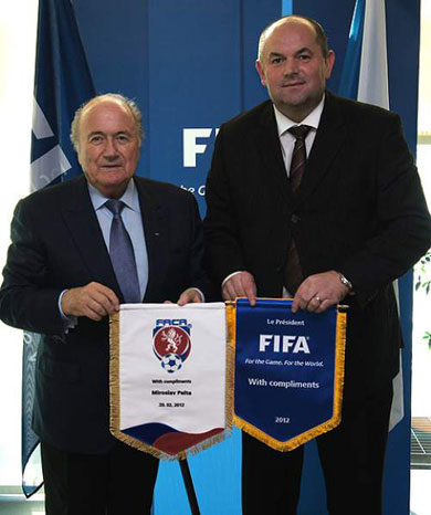 Miroslav Pelta (right) and Sepp Blatter exchange souvenirs but presumably did not swap shirts at the end of the talks (Photo courtesy: Czech FA)
