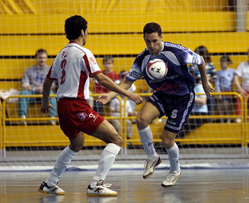 David Marin (Cartagena) against Luiz Claudio (Mir) (Photo courtesy: LNFS)
