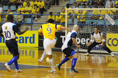 Maicky, Anderson and Rogerio trying to stop the Dieguinho's effort (Photo courtesy: CBFS)
