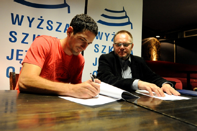Contract signed... (Photo courtesy: Krzysztof Kaczynski - WielkopolskiSport)