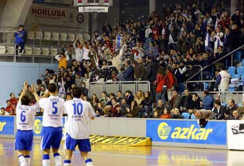 Miguel, Goda and Pitu can celebrate the Lobelle*s victory with their fans from Santiago (Photo courtesy: LNFS)