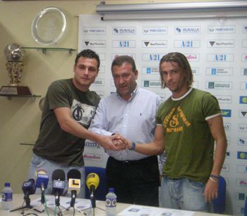 Dud and Fabiano with their new president.. (www.pronelugoad.com)