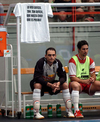 The El Pozo hope, written on a shirt, is over: Lo veo dificl, tan tan dificl, que hasta creo que es posible (Photo Enrique Serrano - LNFS)