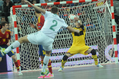 A good attempt by Rok Mordej, saved by Luis Amado. But the slovenian player will find his glory later (Photo Futsalplanet.com)
