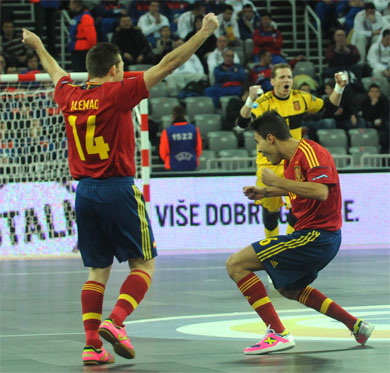 Alemao and Aicardo: pink shoes on the black pitch! (Photo Futsalplanet.com)