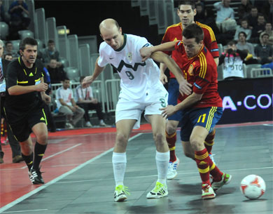 Rajko Ursic vs Lin, while Kike is looking at the action (Photo Futsalplanet.com)