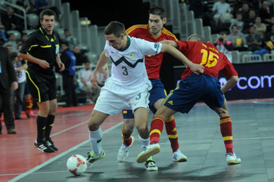 Primoz Zorc trying to escape to Kike and Miguelin (Photo Futsalplanet.com)