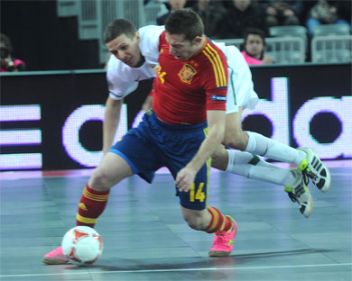 The bra-spanish Alemao makes Zorc flying (Photo Futsalplanet.com)