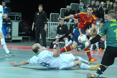 Attempt by Ortiz vs Ursic and Mohoric (Photo Futsalplanet.com)