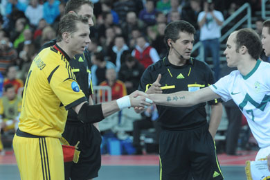 Team captains: Luis Amado and Igor Osredkar. Don*t ask the meaning of the Osredkar*s arm, cause we don*t know japanese, not yet! (Photo Futsalplanet.com)