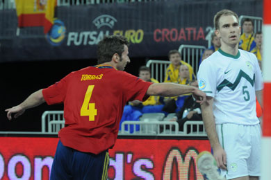 Torras celebrates while the *spanish-slovenian* giant Kristjan Cujec, playing for Caja Segovia and now moving to Ribeira Navarra in 1 Division, seems to be disappointed(Photo Futsalplanet.com)