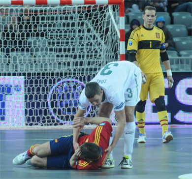 Fair play between Zorc and Kike (Photo Futsalplanet.com)