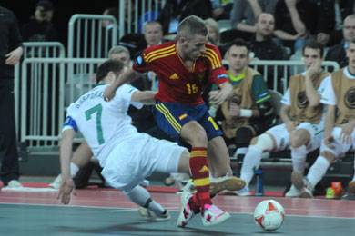 Miguelin trying to overcome Osredkar (Photo Futsalplanet.com)