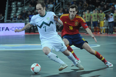 Slovenian captain Osredkar followed by Borja (Photo Futsalplanet.com)