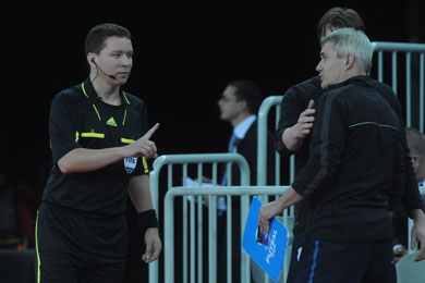 Don*t do that again. Third official Karel Henych to the Slovenian bench (Photo Futsalplanet.com)
