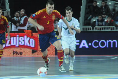 Lozano followed by Melink (Photo Futsalplanet.com)