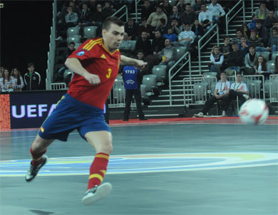 Waiting for the big impact: Lozano and futsal ball! (Photo Futsalplanet.com)