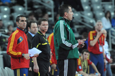 Danijel Janosevic, best referee of the world 2010 for the Futsalplanet Awards, in action after some technical troubles in the Zagreb hall (Photo Futsalplanet.com)
