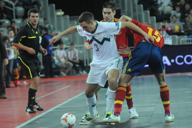 Romanian first referee Bogdan Sorescu need to be careful: what*s happening between Primoz Zorc, Kike and Miguelin? Is that foul? (Photo Futsalplanet.com)
