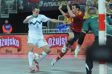 The weird ballet between Rok Grzelj and Borja (Photo Futsalplanet.com)