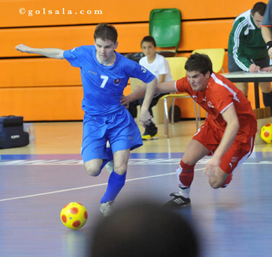 Is that the referee head or what? In action, Karol Grega vs Dario Ilic (Photo courtesy: Enrique Serrano - GOLSALA)